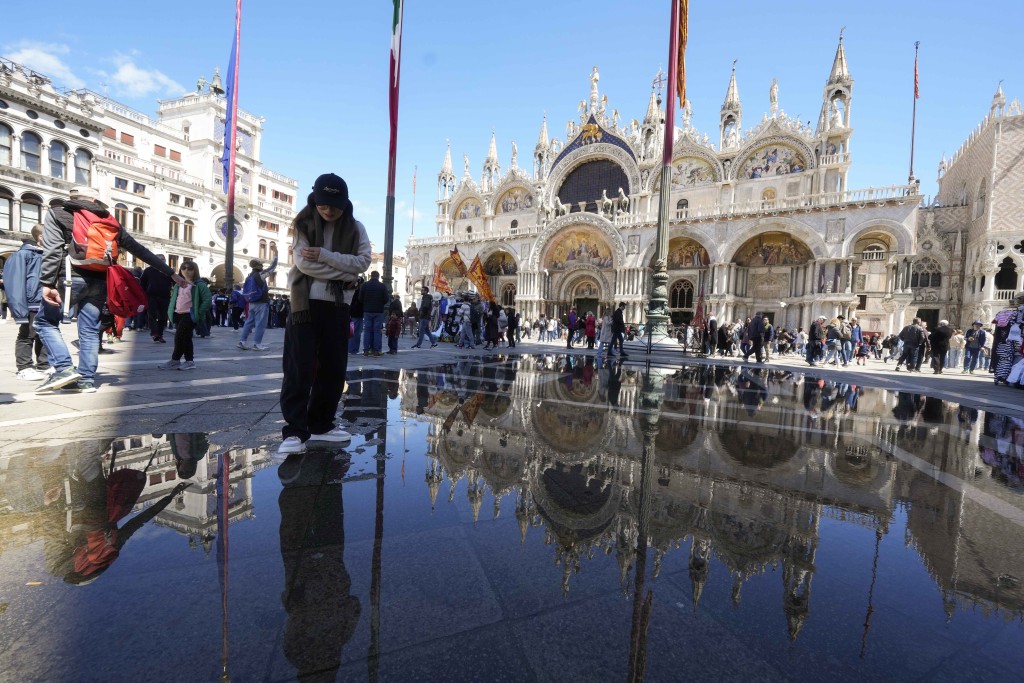威尼斯圣马可广场吸引游客往访。美联社