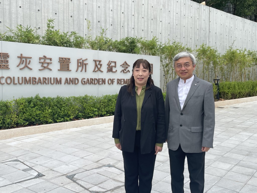 左起:食物環境衞生署助理署長(職系管理及發展)何婉雯、呂元祥建築師事務所建築師任展鵬。 左起:食物環境衞生署助理署長(職系管理及發展)何婉雯、呂元祥建築師事務所建築師任展鵬。