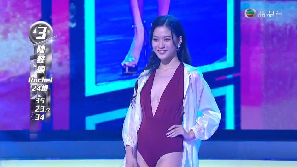 於《香港小姐再競選》中，陳懿德都以泳裝示人。