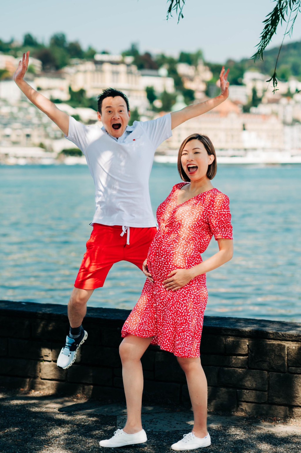 朱慧敏宣布造人成功，今年8月貼出陪老公到瑞士公幹兼影孕照的靚相。