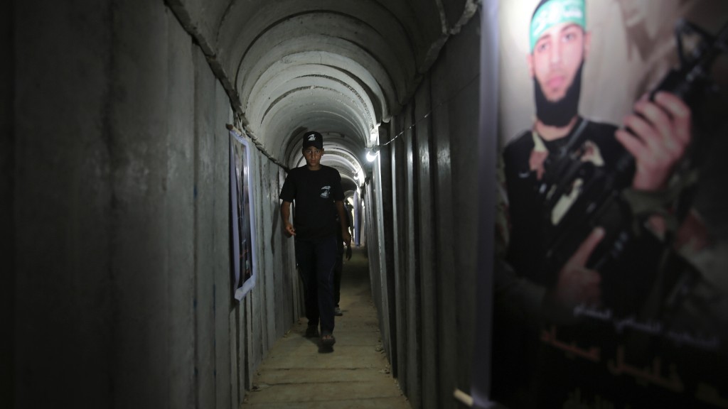 加沙一條在哈馬斯青年夏令營武器展覽期間用於軍事演習的隧道。美聯社