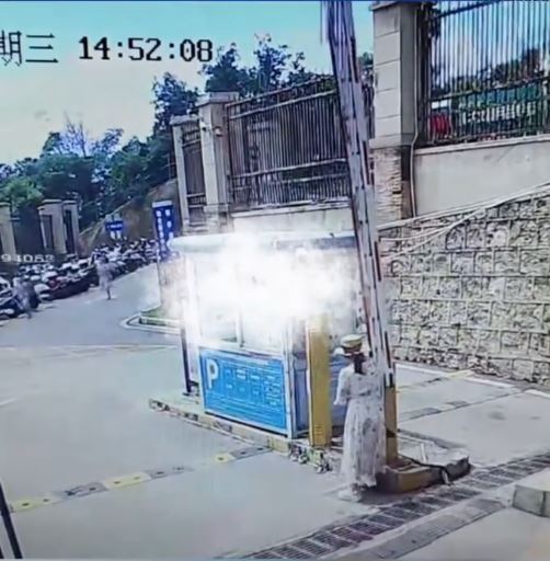 昆明有女子用肉體阻止停車場電閘下降，目的是為免付¥5停車費。抖音＠前方＋ 