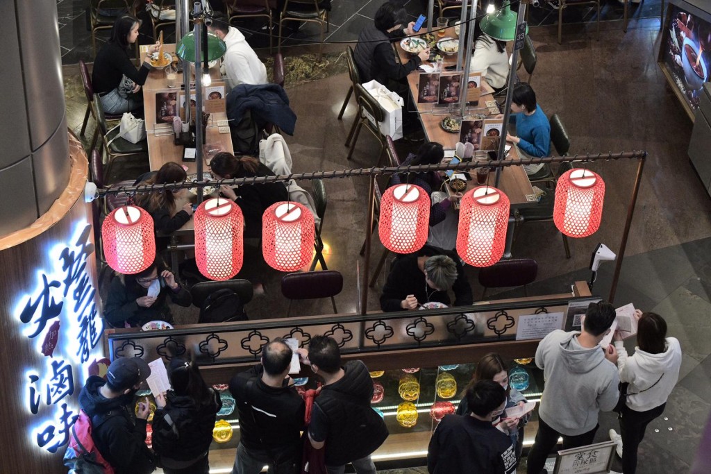 餐飲場所會受惠政府防疫抗疫基金。