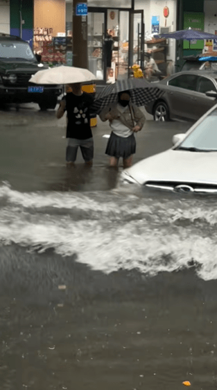 受台风巴威外围环流影响，沈阳市因暴雨陷入历史性瘫痪。 抖音