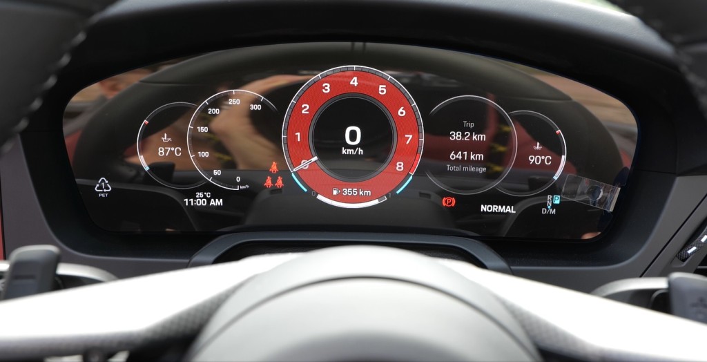 2025年版保時捷Porsche 911 Carrera Cabriolet (992.2)改用12.6吋弧形全數碼儀錶板,並提供經典5圓錶顯示模式。