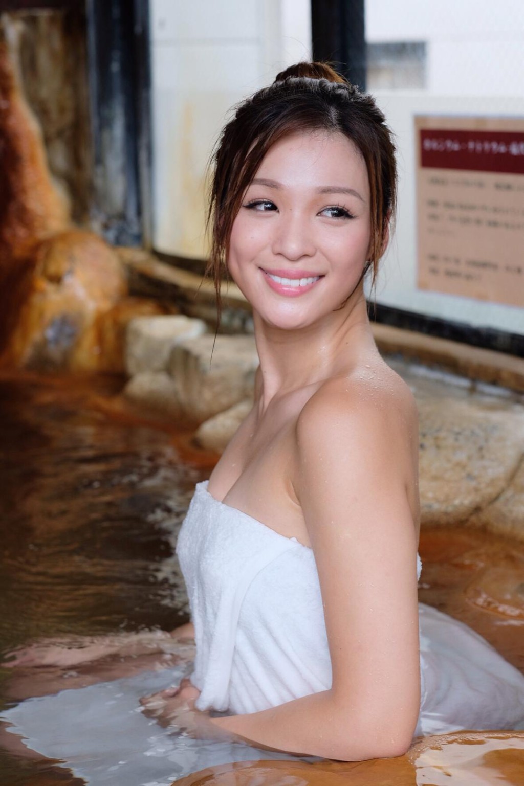 就算包住毛巾，周佩婷身材依然呼之欲出！