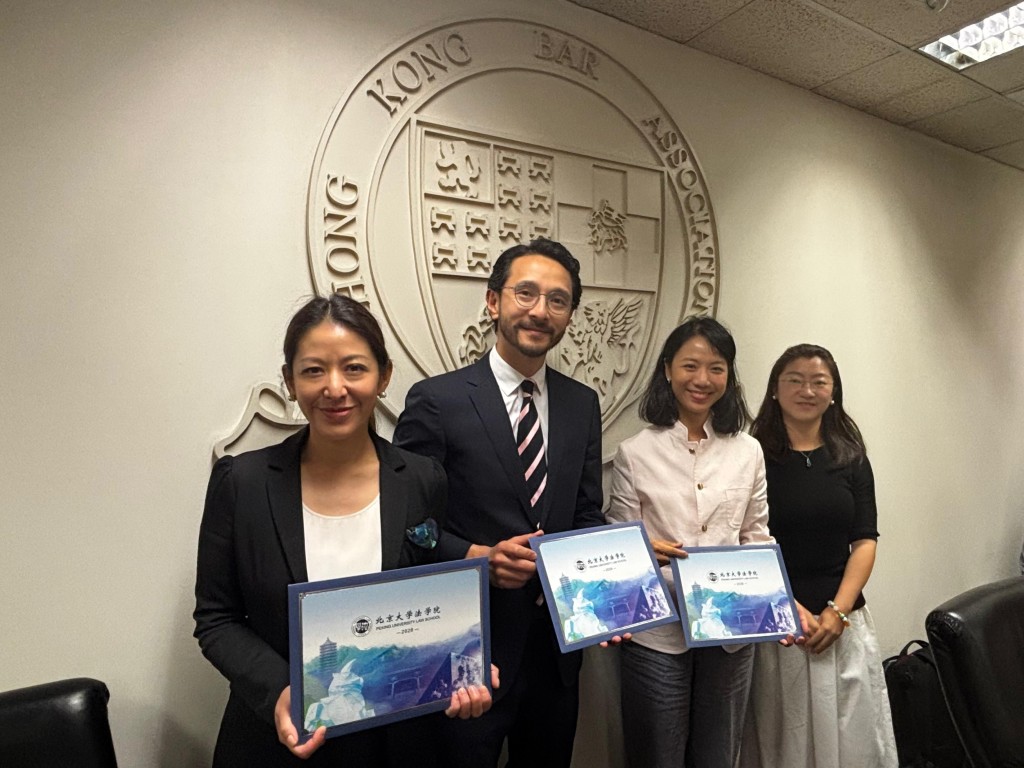 左起：林定韻資深大律師、王永愷資深大律師及周廷勵大律師，獲北大法學院國內合作辦公室副主任師瑾(右)贈送紀念品。