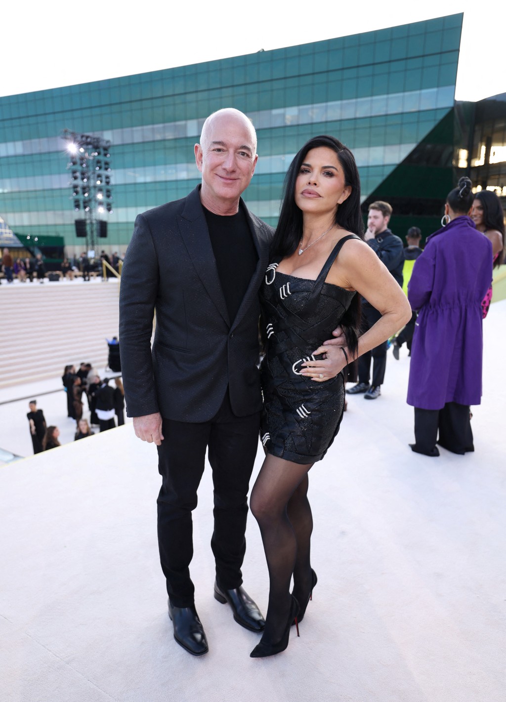 貝索斯和女友出席2023年3月在美國加利福尼亞州洛杉磯舉行的Versace 2023秋冬系列時裝show。路透