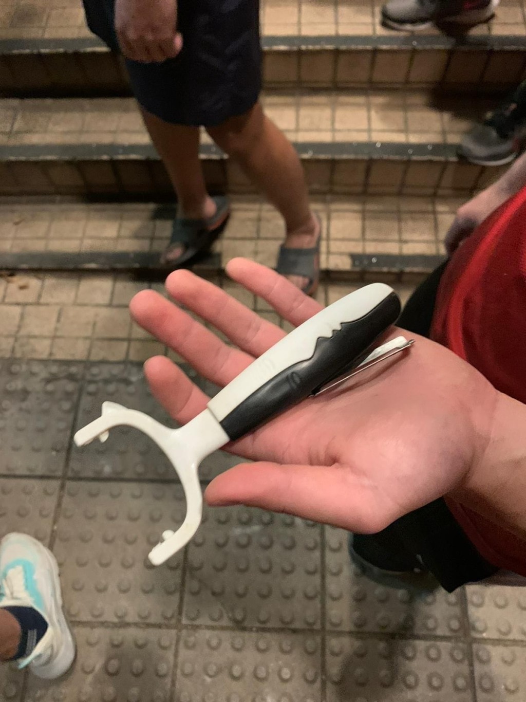 港大宿舍削皮刀墮下砸傷男生。