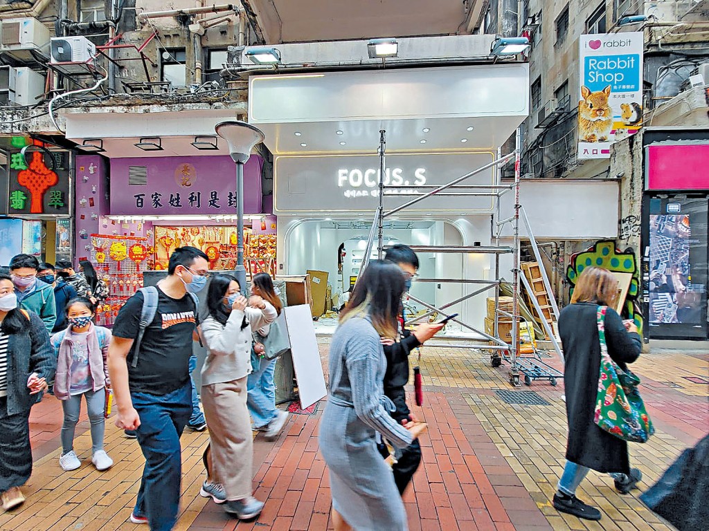 羅素街60B號地鋪，由時裝店FOCUS.S承租一年，月租約25萬。