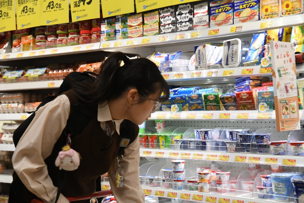 消委会公布2022年度超市价格调查，发现超市共260项货品的总平均售价，较2021年上升2.1%。何健勇摄