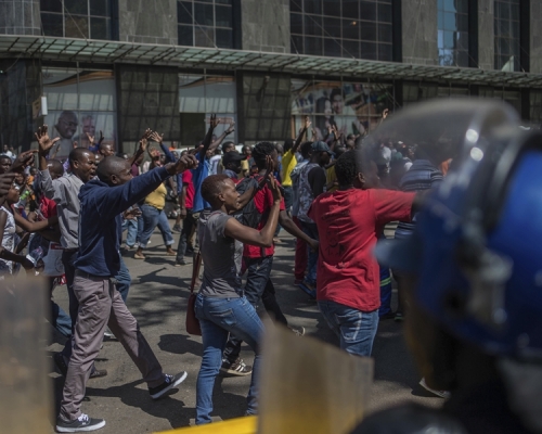 津巴布韦首都哈拉雷爆发暴力冲突。AP