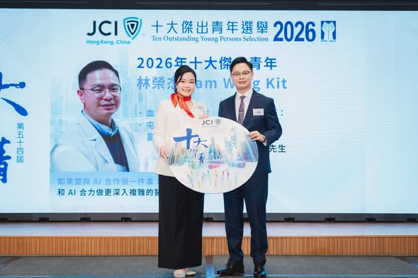 此外,林荣杰医生更在屯门医院引入了急性骨髓性白血病的可测量残留病检测服务,改善预后及支援治疗决策,全力支援治疗决策。林医生在药物上的发现同样轰动医学界关注。他发现并证实慢性安眠药过量可引致氧化性溶血性贫血,其研究报告更获发表于国际顶尖医学期刊《新英格兰医学杂志》。(图片来源:HKU Medicine Facebook) 此外,林荣杰医生更在屯门医院引入了急性骨髓性白血病的可测量残留病检测服务,改善预后及支援治疗决策,全力支援治疗决策。林医生在药物上的发现同样轰动医学界关注。他发现并证实慢性安眠药过量可引致氧化性溶血性贫血,其研究报告更获发表于国际顶尖医学期刊《新英格兰医学杂志》。(图片来源:HKU Medicine Facebook)