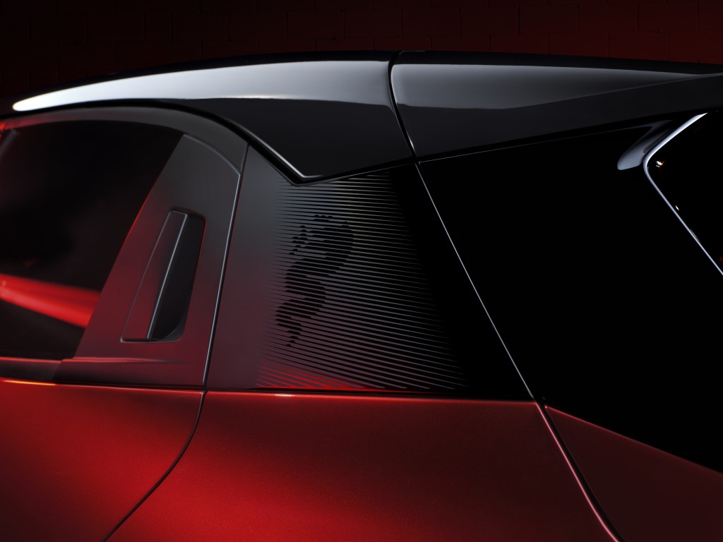 Alfa Romeo Milano全新纯电动SUV后排隐藏式车门把手设置于C柱厂徽旁