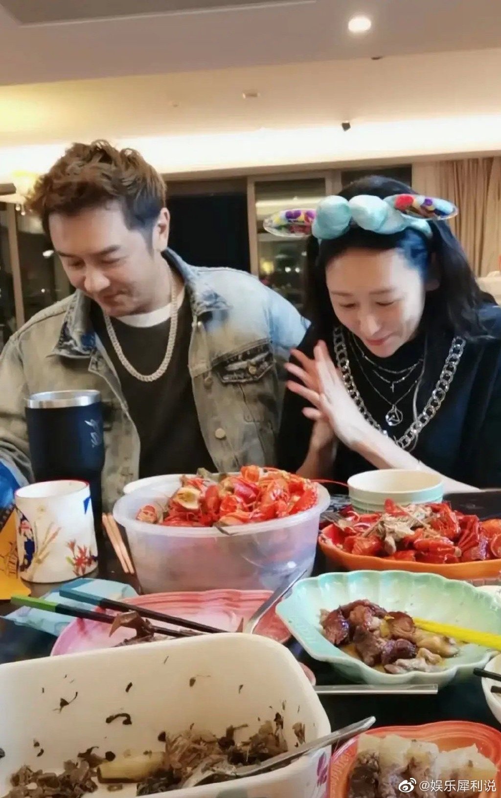 日前一齊開直播食小龍蝦。