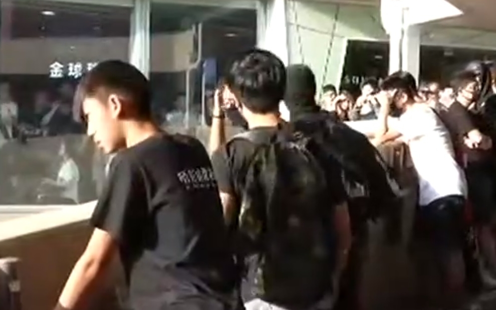 屯門有黑衣人群聚集。港台截圖