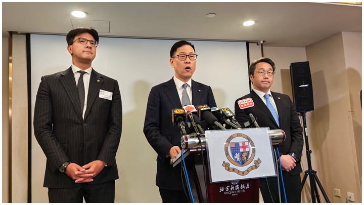 杜淦堃(中)引述港澳辦法律司稱,法治是香港金漆招牌。 駐北京記者張言天攝