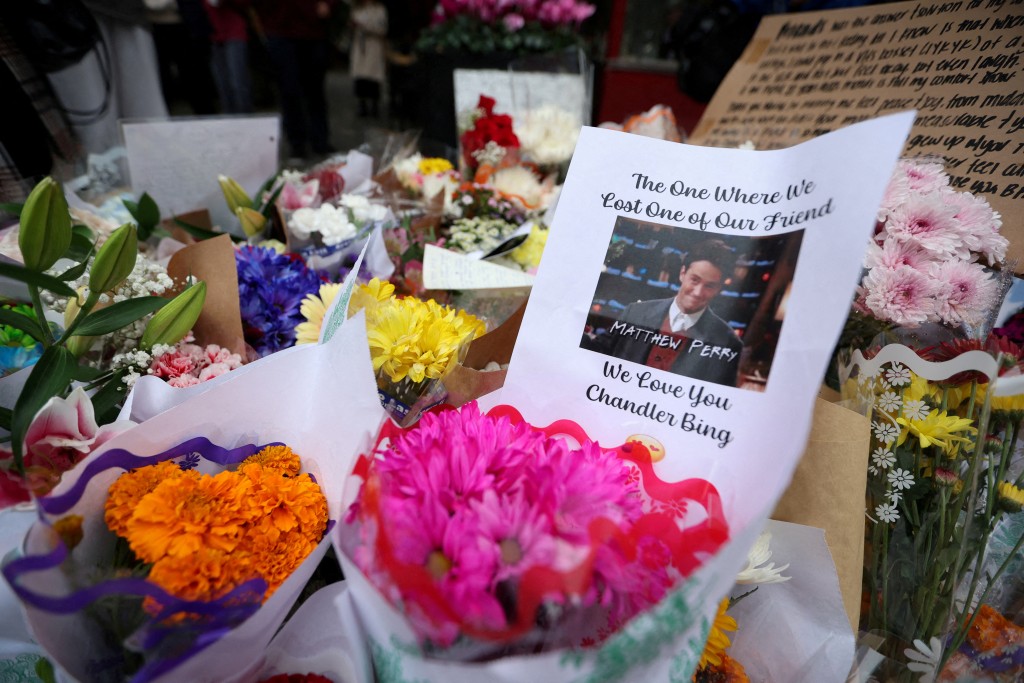 Matthew Perry 死於洛杉磯的家中，民眾留下花束悼念。 路透社
