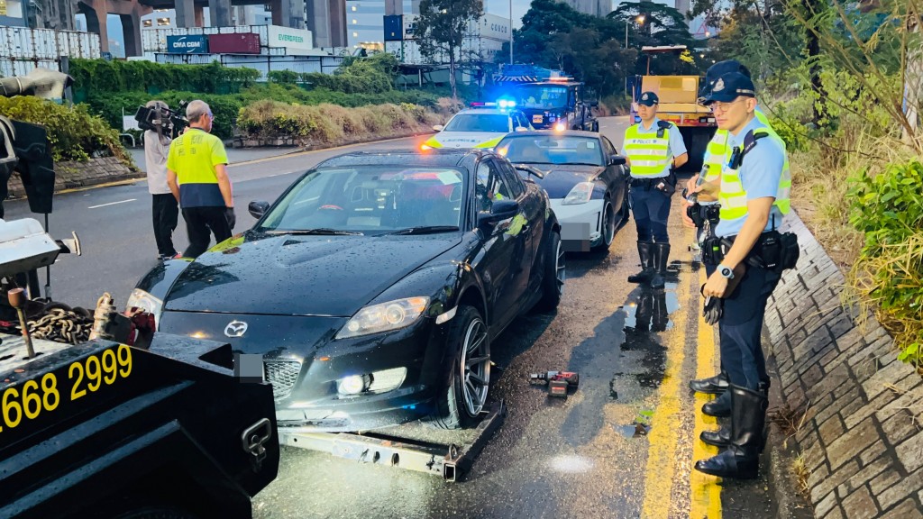 警方拖走四车扣验。蔡楚辉摄