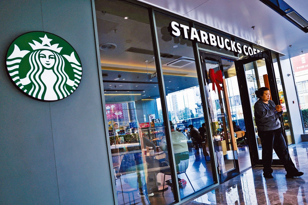 星巴克將其最多60%中國業務股權出售，預計明年第2季完成交易。