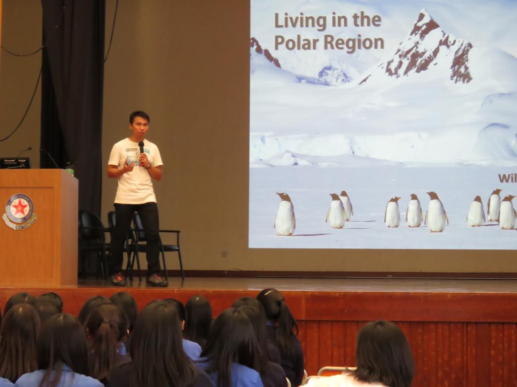 每次回港，张伟贤会到学校办讲座，盼唤起青年关注极地的气候变化。 受访者提供