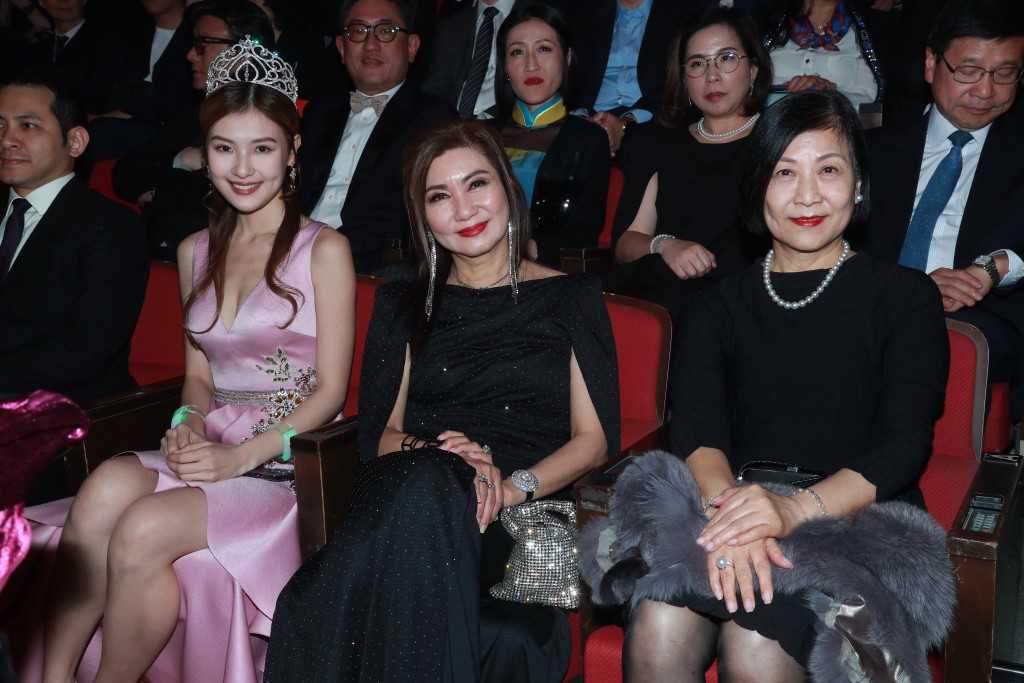 應屆香港小姐亞軍王怡然（左二）沒有與同屆港姐行TVB台慶紅地氈，而是直入一廠坐在TVB高層樂易玲（右二）身旁，看來地位比一眾TVB小花高。