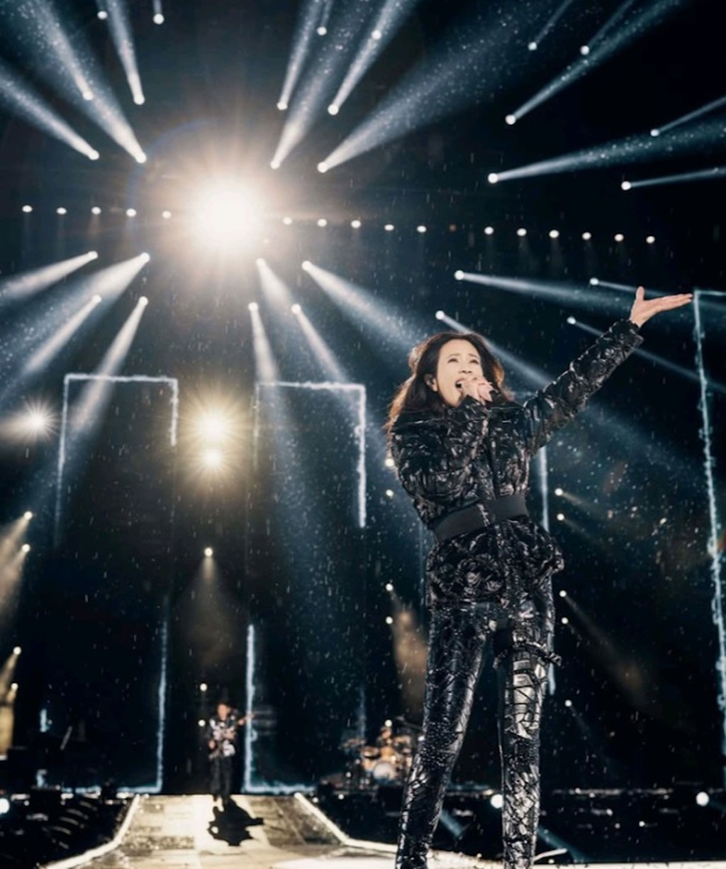 在蘇州站演出時,Karen凍到兩隻大髀不斷震! 在蘇州站演出時,Karen凍到兩隻大髀不斷震!