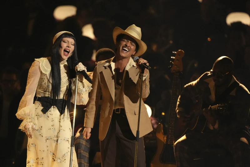 Lady Gaga、Bruno Mars同台獻唱《California Dreamin’》，為洛杉磯山火失去家園的人送上安慰。