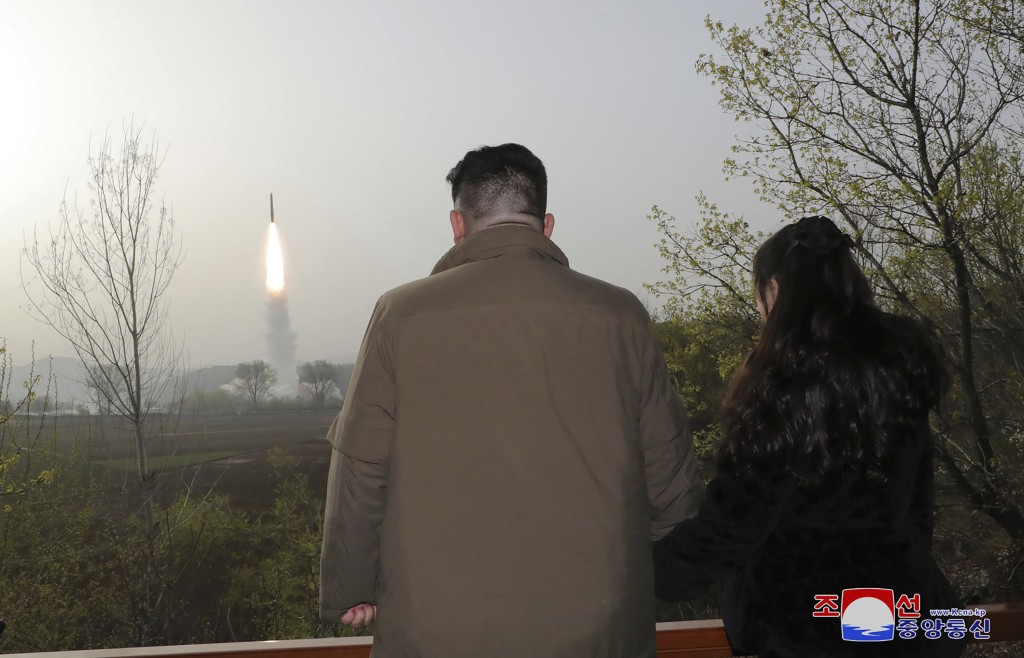 金正恩在爱女金主爱陪同下，观看一枚导弹在烟雾中发射。AP