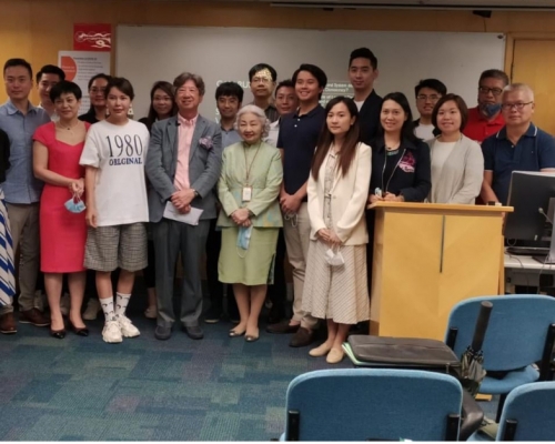 行政会议成员汤家骅以「法治和民主」为题，与学员分享心得，第二节课就由前律政司司长梁爱诗负责讲解「一国两制」。