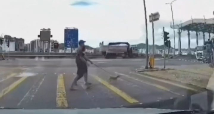 現場當時有數名帶狗散步的市民經過。網上片段截圖 現場當時有數名帶狗散步的市民經過。網上片段截圖