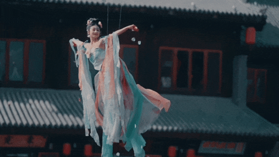 演員表演天女散花的動圖。 演員表演天女散花的動圖。