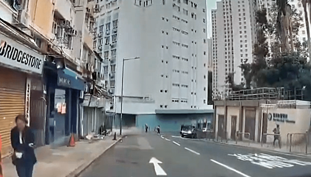 的士撞入校舍過程。fb：馬路的事討論區