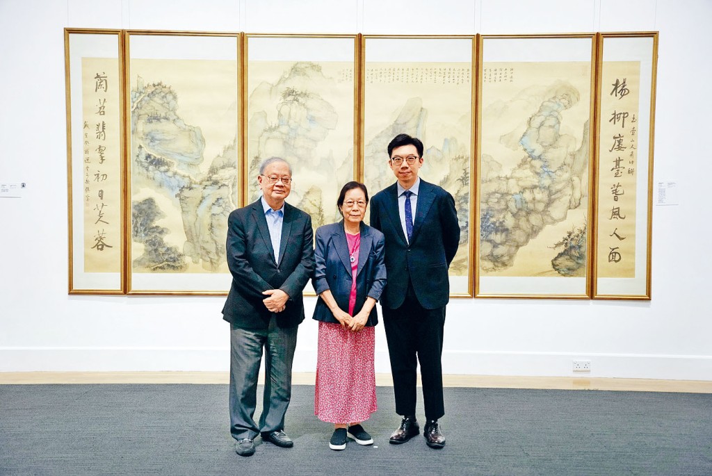 饶宗颐次女饶清芬（中）表示，父亲专注于学问，十分勤力，在90多岁时仍坚持画画。