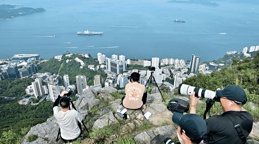 大批市民昨晨湧至本港沿岸「霸靚位」拍攝山東艦編隊。 大批市民昨晨湧至本港沿岸「霸靚位」拍攝山東艦編隊。