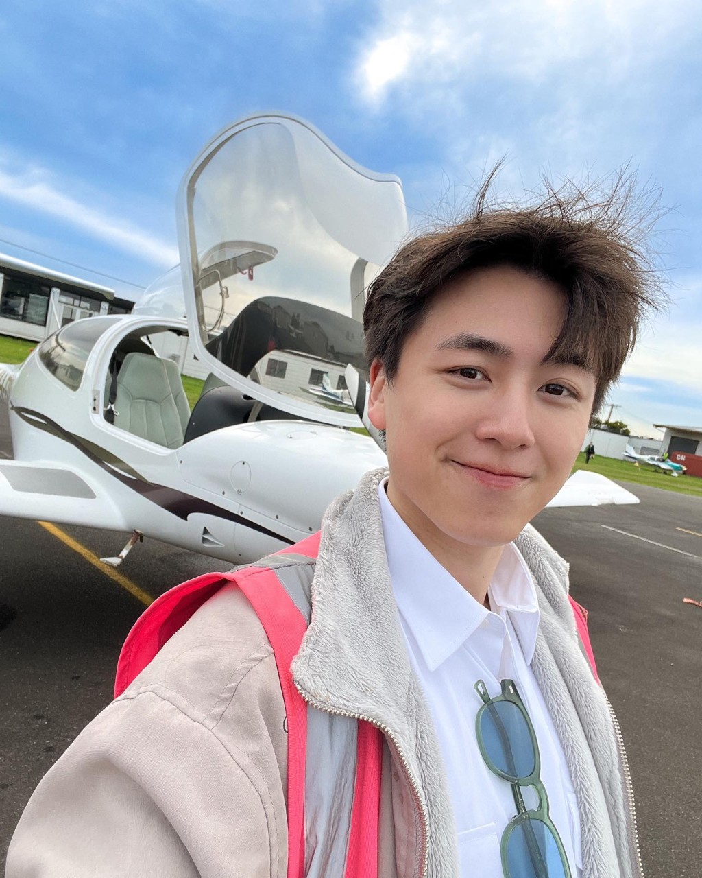 李子熙在小型飛機前拍照。