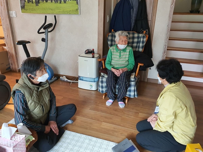 黃婆婆與家人。網圖