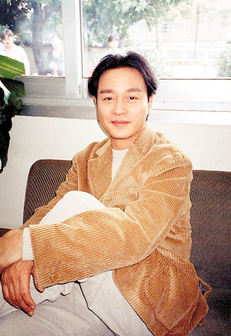 张国荣1990年退出香港乐坛后，曾一度移居加拿大温哥华。