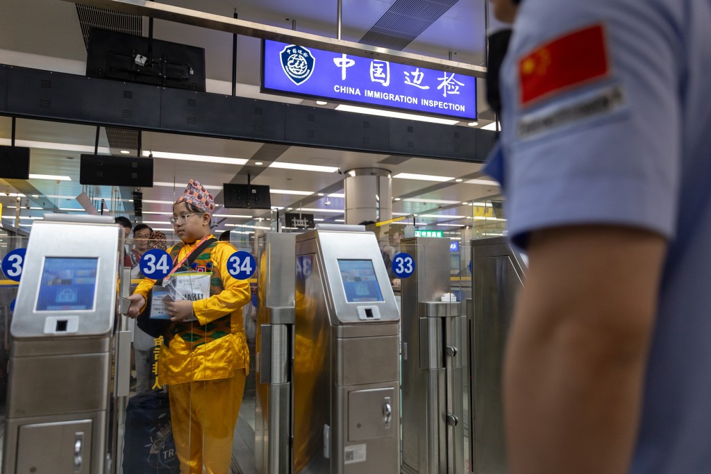 學生利用通行證過關回港。