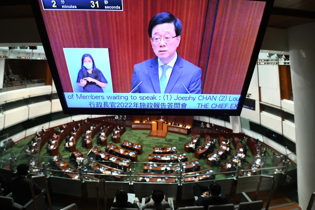 李家超發表首份《施政報告》。(伍明輝攝)