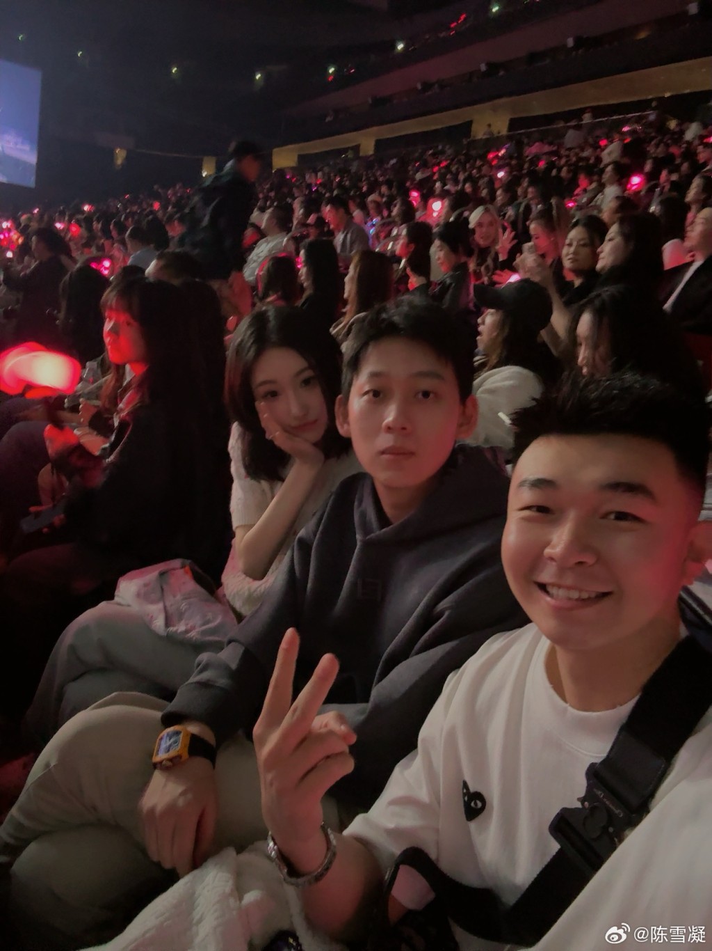 憑抖音神曲走紅的陳雪凝25日晚曬出與丈夫看演唱會的照片。微博 憑抖音神曲走紅的陳雪凝25日晚曬出與丈夫看演唱會的照片。微博