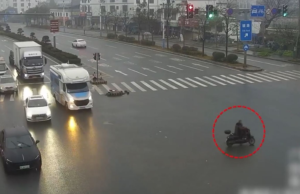 广西桂林有电动自行车男司机，1分钟内两闯红灯，致被3车撞倒但大难不死。
