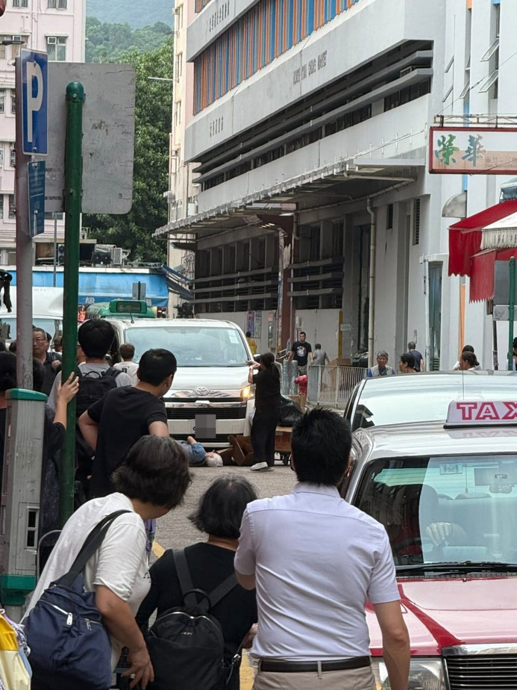 一輛客貨車將一名執紙皮的老婦撞倒。林紹輝@fb圖片 一輛客貨車將一名執紙皮的老婦撞倒。林紹輝@fb圖片