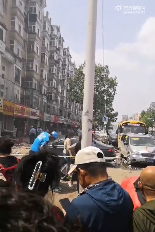 哈尔滨居民楼下餐馆发生爆炸，有多人受伤。