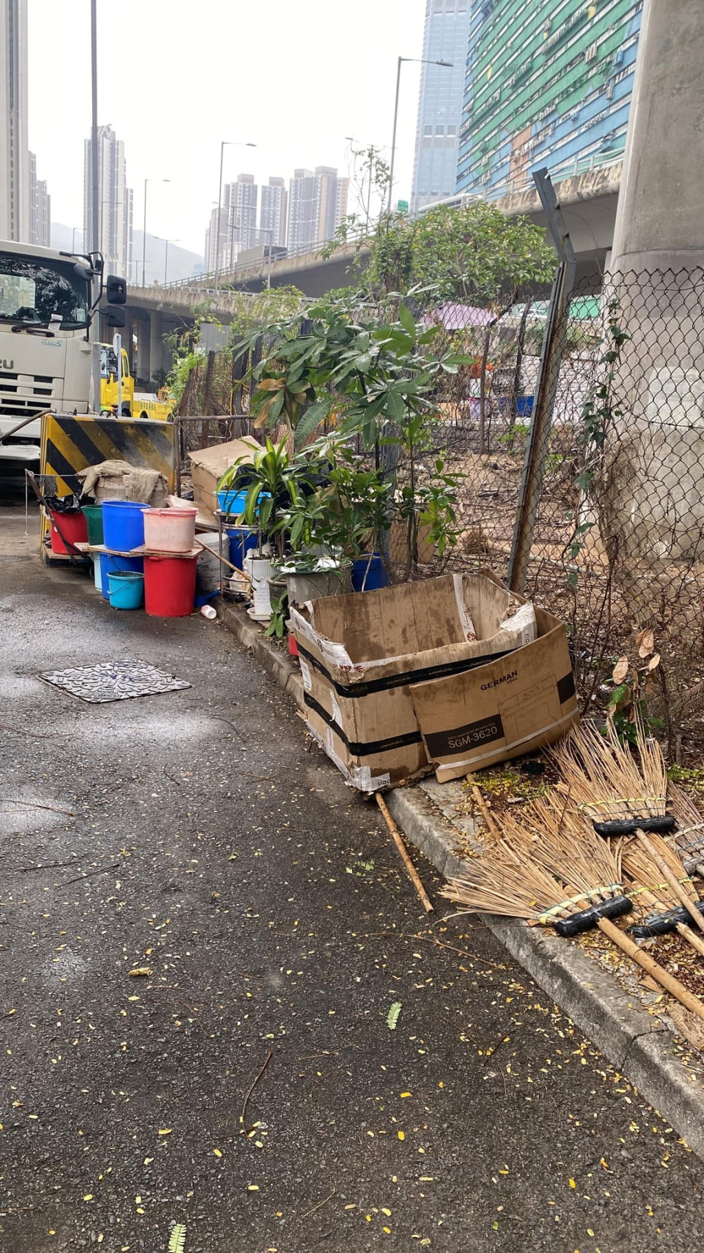 大量生活垃圾杂物堆积于荃湾永德街围封政府空地内。(环境及生态局 FB)