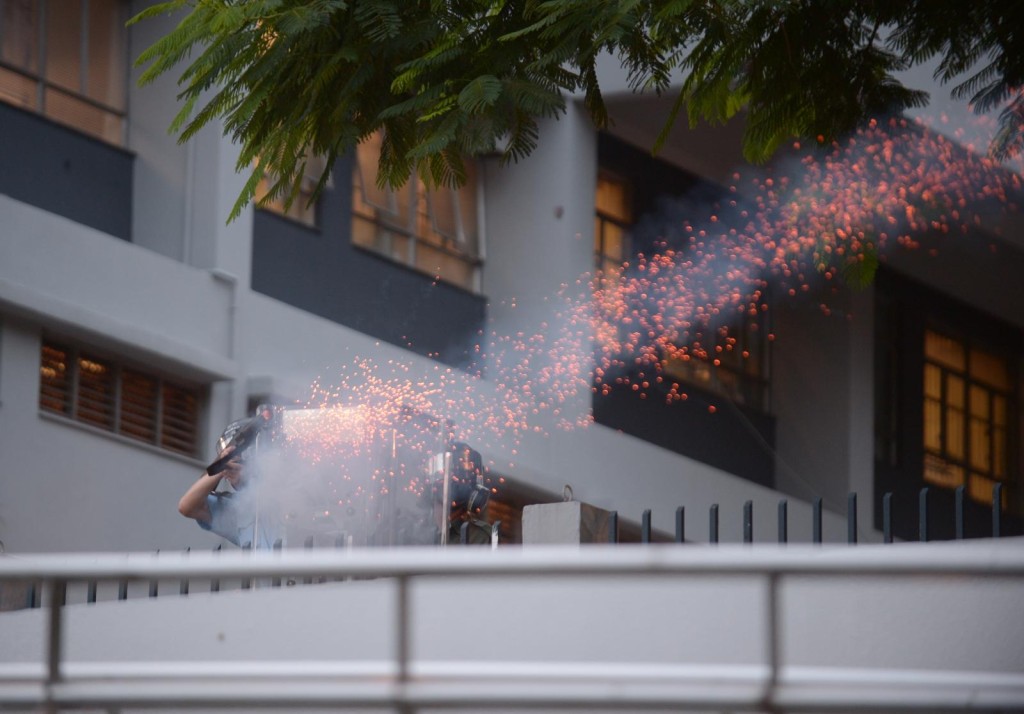 警察發射催淚彈