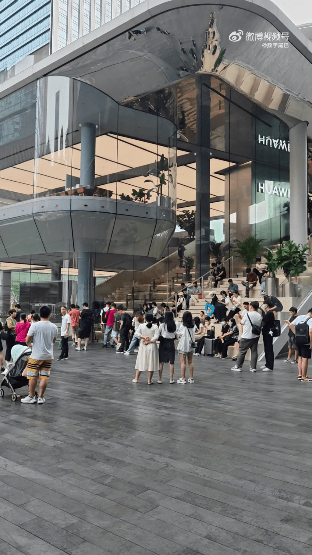 在深圳某商場華為旗艦店門口一早已有粉絲提前排起了長隊。