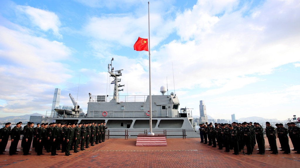 駐香港部隊領導機關、官兵代表在中環軍營、中區軍用碼頭,陸海空軍部隊官兵在昂船洲、石崗、新圍等軍營,組織下半旗和默哀儀式,向在香港大埔宏福苑火災中遇難人員和殉職消防員致以深切哀悼。政府新聞處 駐香港部隊領導機關、官兵代表在中環軍營、中區軍用碼頭,陸海空軍部隊官兵在昂船洲、石崗、新圍等軍營,組織下半旗和默哀儀式,向在香港大埔宏福苑火災中遇難人員和殉職消防員致以深切哀悼。政府新聞處