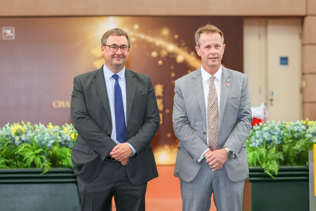 香港賽馬會賽馬事務執行總監夏定安(右)及雅士谷馬場賽馬及公共事務總監Nick Smith(左)出席識價盃「香港隊」公佈儀式。 香港賽馬會賽馬事務執行總監夏定安(右)及雅士谷馬場賽馬及公共事務總監Nick Smith(左)出席識價盃「香港隊」公佈儀式。