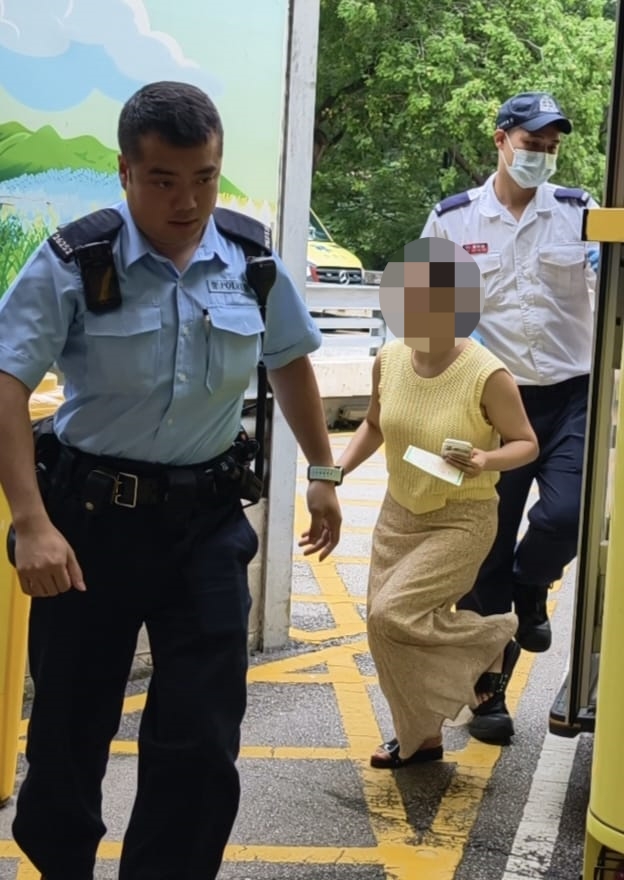 一名女子陪同到医院。黄文威摄 一名女子陪同到医院。黄文威摄